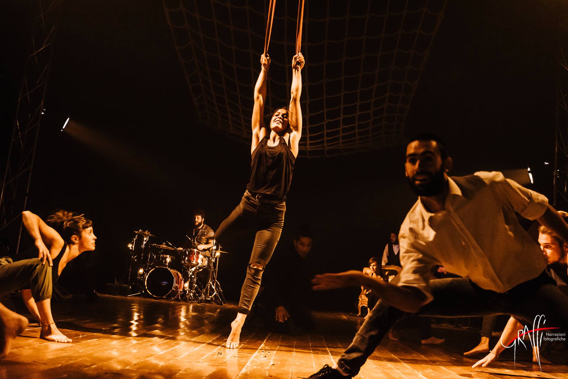 Giovane bella donna in costume di circo gioca con hula hoop nel